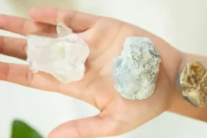 cómo limpiar y cargar tus cristales